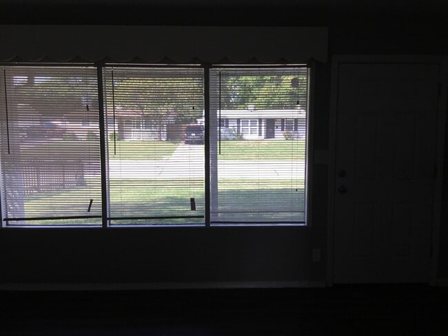 Building Photo - Very nice 3bed/1bath south side home w/ garage & fenced in back yard