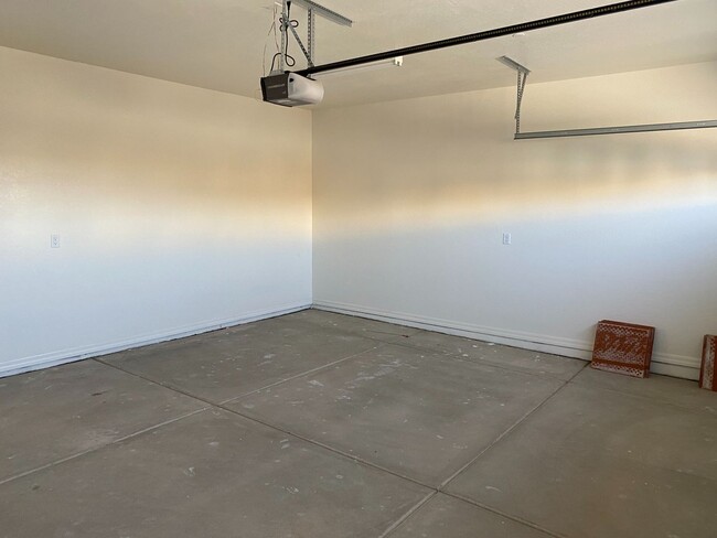 Building Photo - 2 Bedroom in a Gated Community