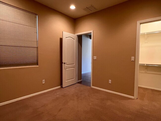 Building Photo - 5 Bed 4 Bath Beautiful Gilbert Home - Gated Community On Golf Course