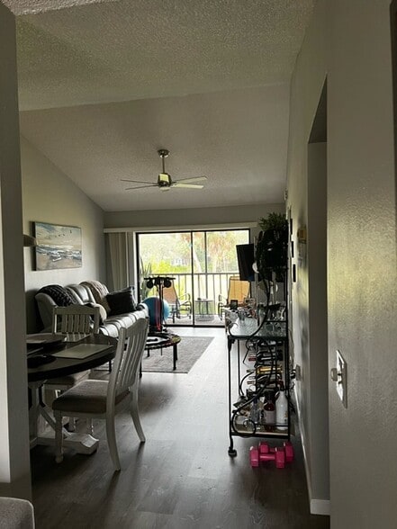 Liv and Dining room - 927 Capri Isles Blvd