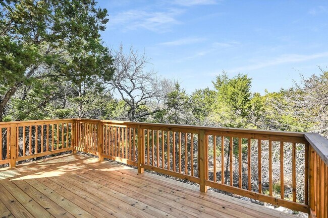 Building Photo - 424 Shady Bluff Dr