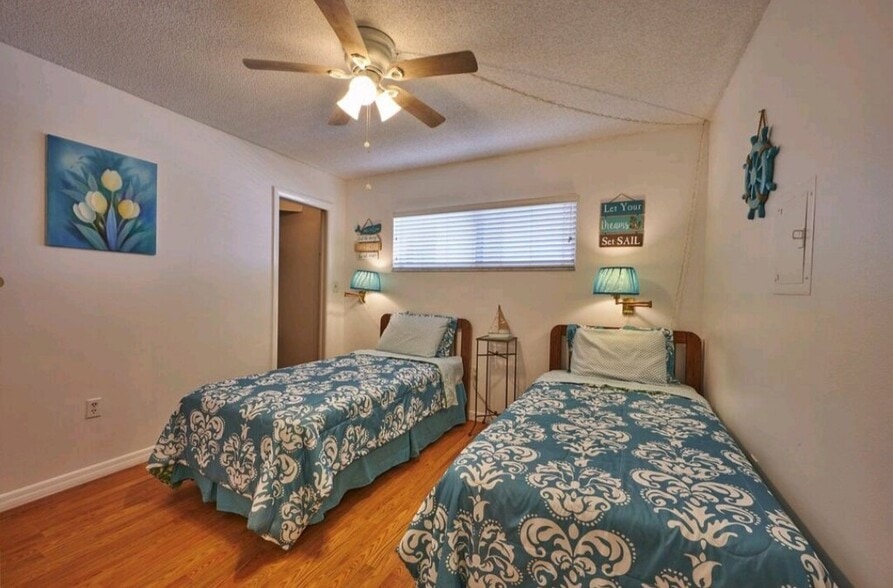 Building Photo - 4550 Cove Cir