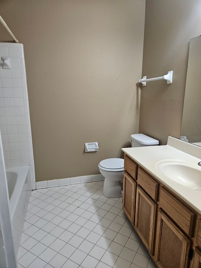 Building Photo - FANTASTIC DUPLEX FOR RENT!!! AVAILABLE NOW! HALF OFF SECOND MONTHS RENT!!