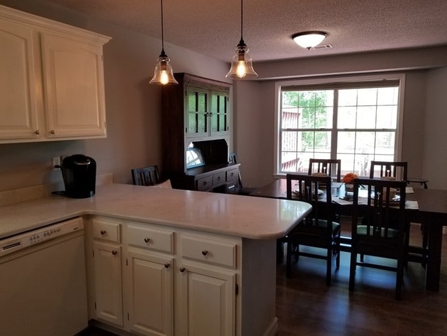 Building Photo - 2000 Ridgewood Dr