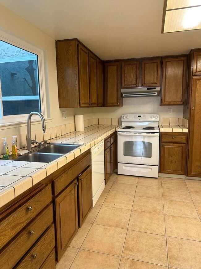 Building Photo - Woodcreek Cutie! 2bedroom 2bathroom