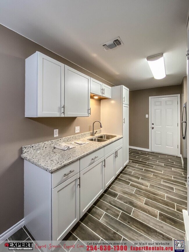 Building Photo - 2 bedroom/ 1 bath with one car garage.