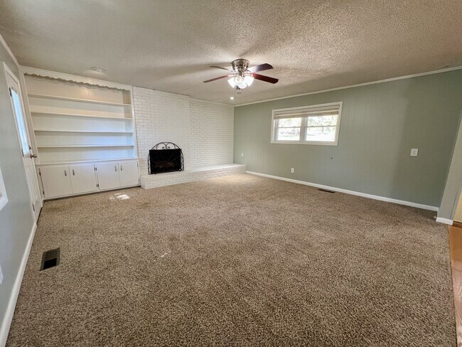 Building Photo - 3 Bedroom Home in Greenwood!