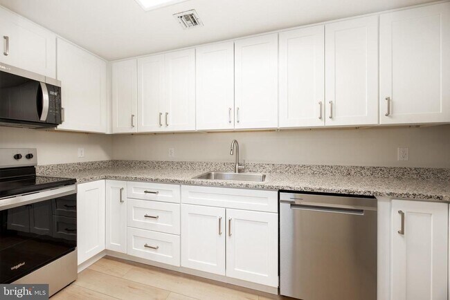 Building Photo - 3183 Main St.