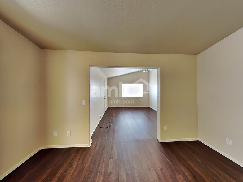 Building Photo - 710 Breezy Ridge Dr