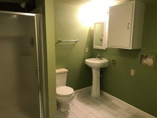 Building Photo - 2 Bed, 2.5 Bath Westend Condo!