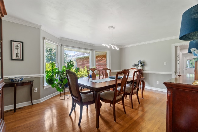 Building Photo - 4241 Rivercliff Crescent W