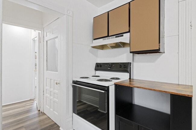 Building Photo - Selling - River Street