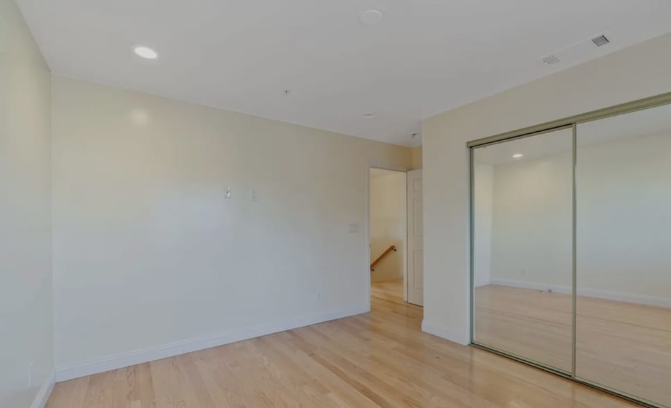 Building Photo - 2018 Hillcrest Dr