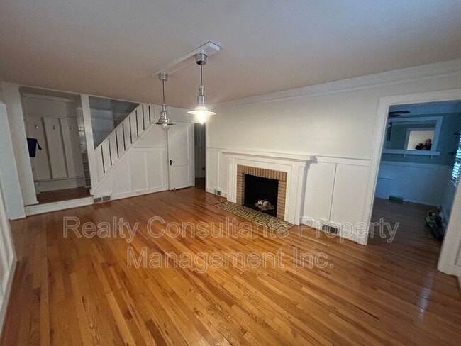 Building Photo - 2461 Lyndhurst Ave
