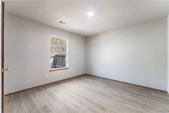 Building Photo - 305 E Southern Trace Dr