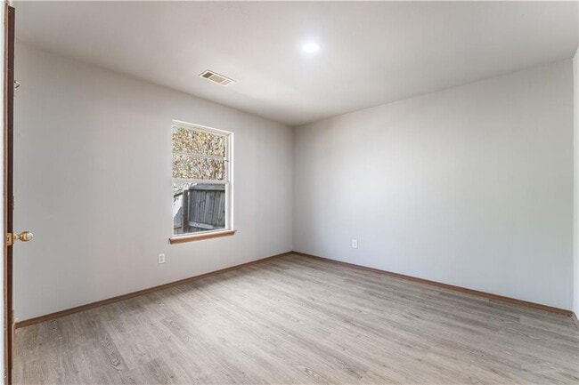 Building Photo - 322 E Southern Trace Dr