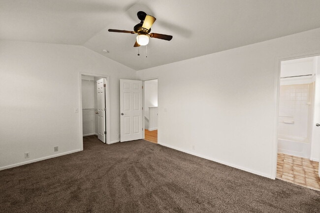 Building Photo - Well maintained pet friendly townhome, close to downtown.