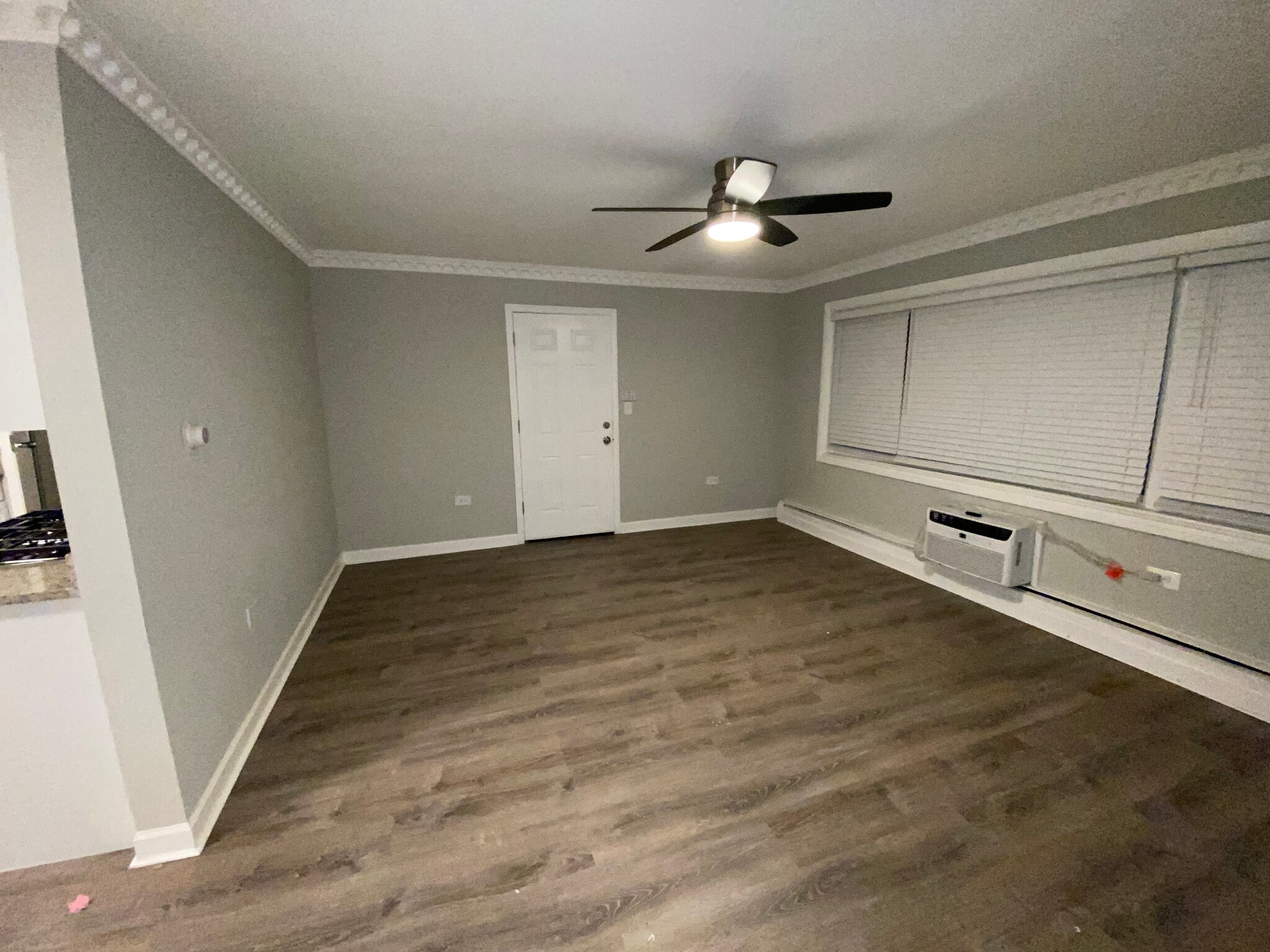 Building Photo - 1324 W Sherwin Ave