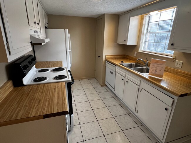 Building Photo - 85 E Caldwood Dr