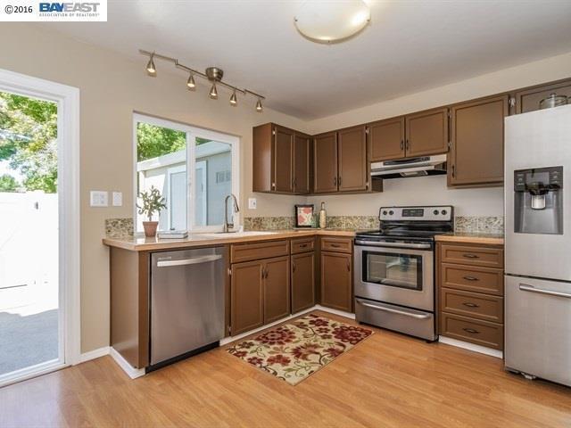 Building Photo - Park like end unit, move in condition with...