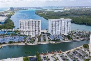 Building Photo - 300 Bayview Dr