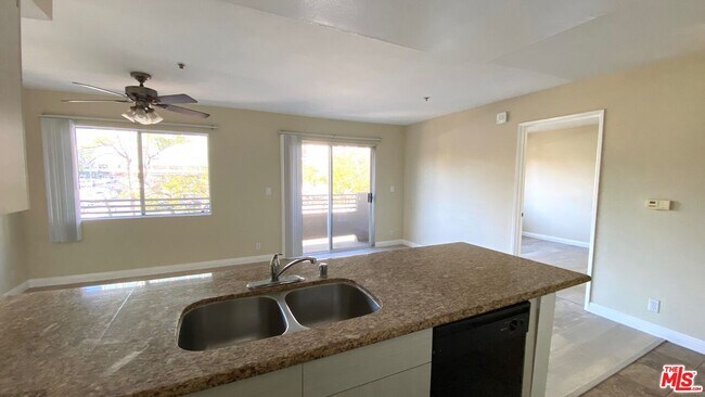 Building Photo - 701 S Kingsley Dr