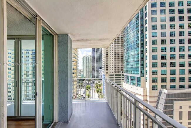 Building Photo - 1111 Brickell Bay Dr