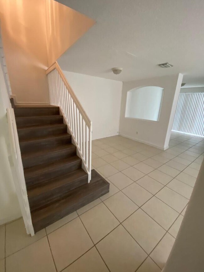 Building Photo - 2208 Shoma Dr