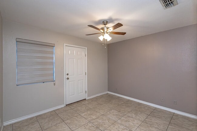 Building Photo - 104 Belaire Dr
