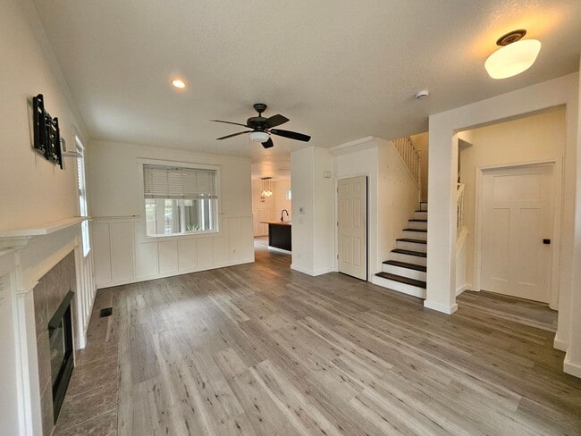 Building Photo - Modern 3 Bedroom, 2.5 Bath Home in Hillsboro with Granite Countertops and 2 Car Garage!