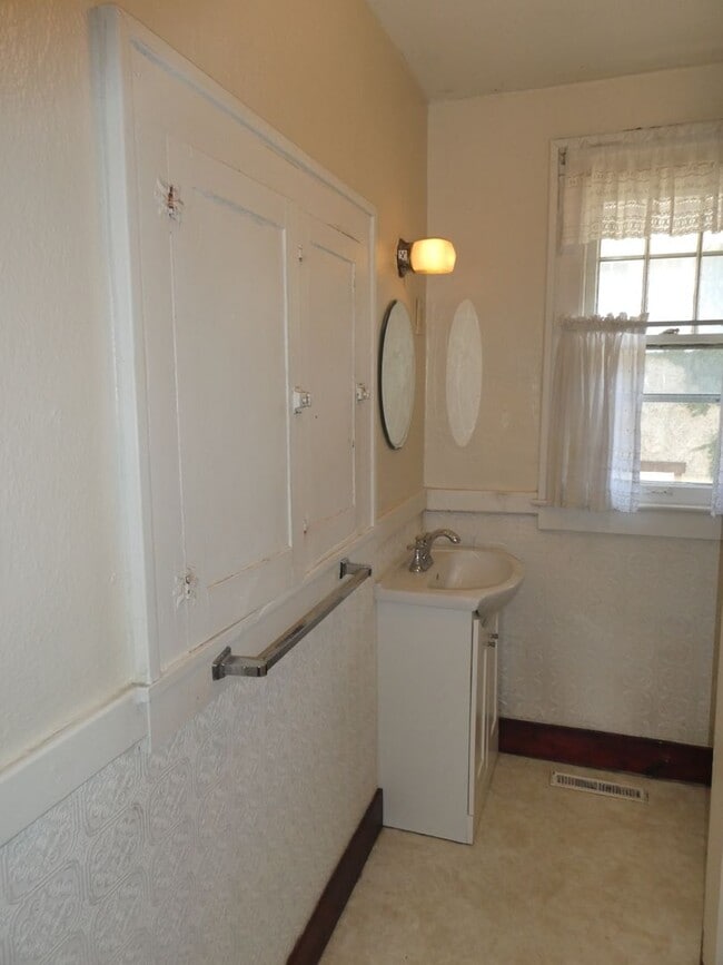 Building Photo - 2 bed/1 bath house walking distance to Cam...