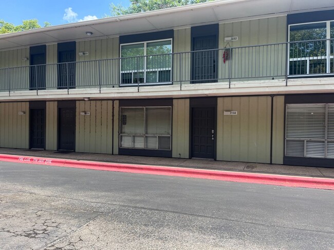 Building Photo - Gorgeous Condo nestled right on Lady Bird Lake!