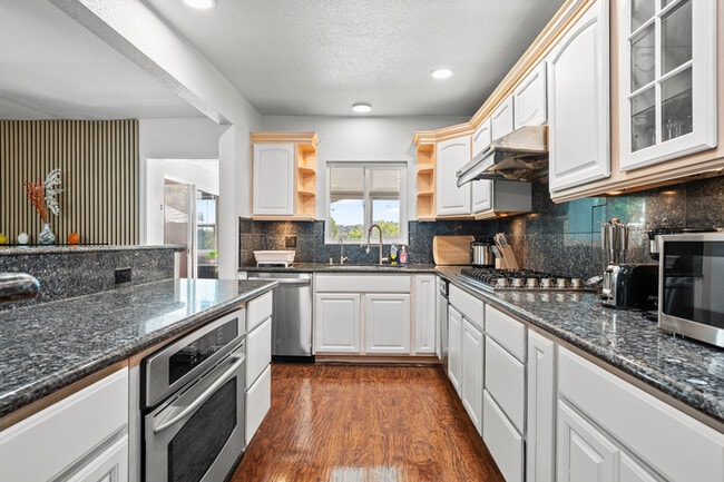 Building Photo - 1250 Stratford Ln