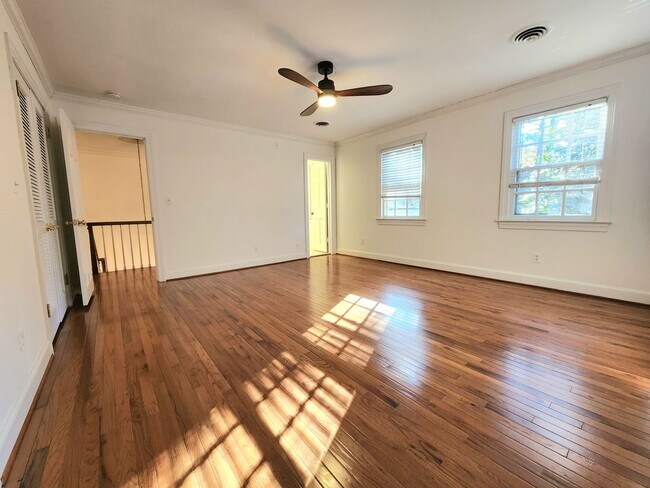 Building Photo - Sprawling Home in Bay Colony