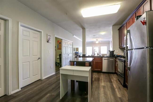 Building Photo - 910 W 25th St