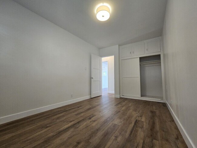 Building Photo - 330 Calle Miramar