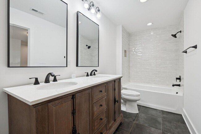 Building Photo - Beautifully Remodeled Home Just Minutes From Downtown Nashville