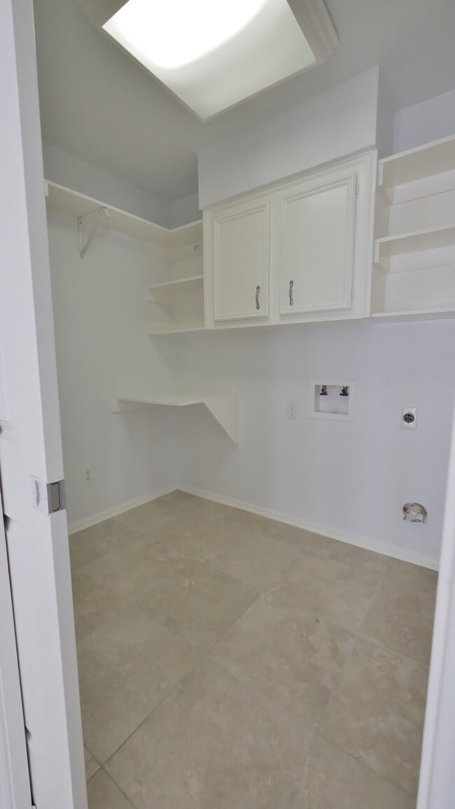 Building Photo - 8003 Oakwood Forest Dr