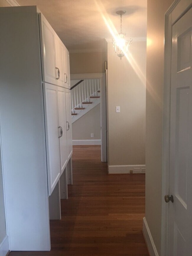 Building Photo - Kentucky mansion overlooking horse farm with stunning views    260308