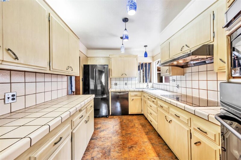 Building Photo - 35849 Linda Dr