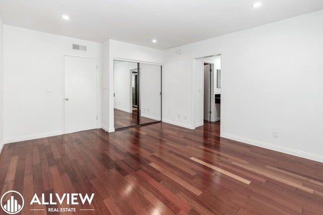 Building Photo - Beautifully Upgraded 2-Bed, 3-Bath Townhouse in Prime Westwood LA Area