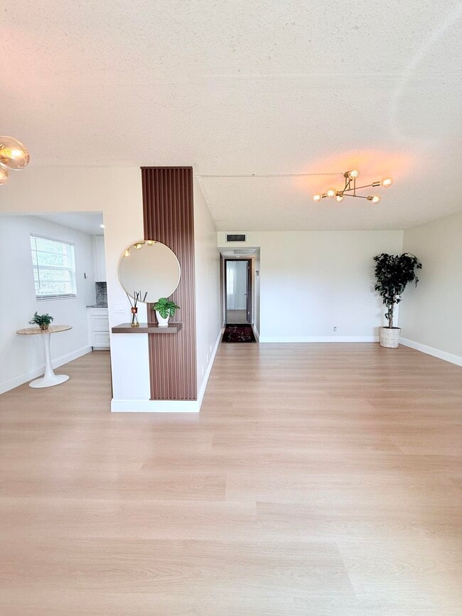 Building Photo - 402 Brighton J