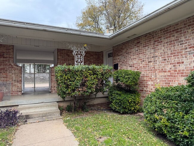 Building Photo - AVAILABLE NOW 2 BEDROOM 2 BATH DUPLEX IN TCU AREA