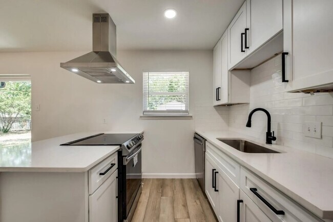 Building Photo - 1004 Darnell Ave