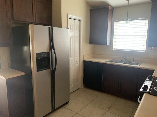 Building Photo - 1445 Crescent Hills Dr