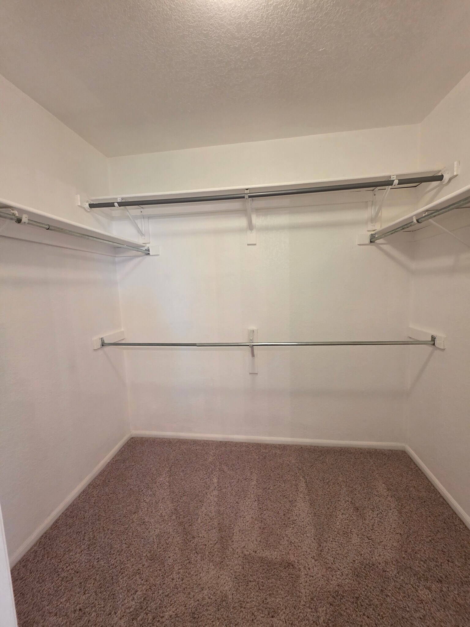 Walk in closet - 8116 Eagleview Dr
