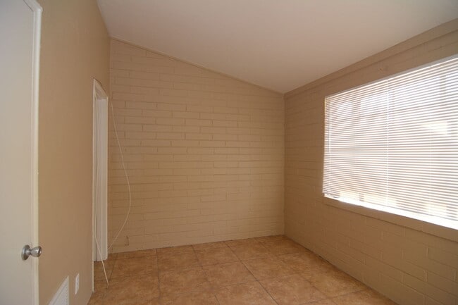 Building Photo - Charming 2 Bedroom 1 Bath Home! Central Tucson Location!