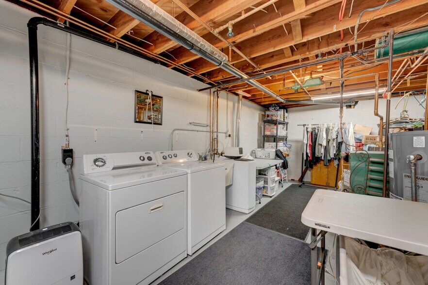 laundry area with lots of storage space - 4925 Main St E