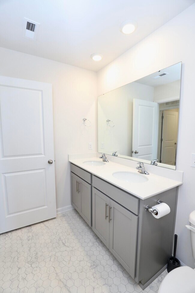 Building Photo - 352 Sandbach Rd