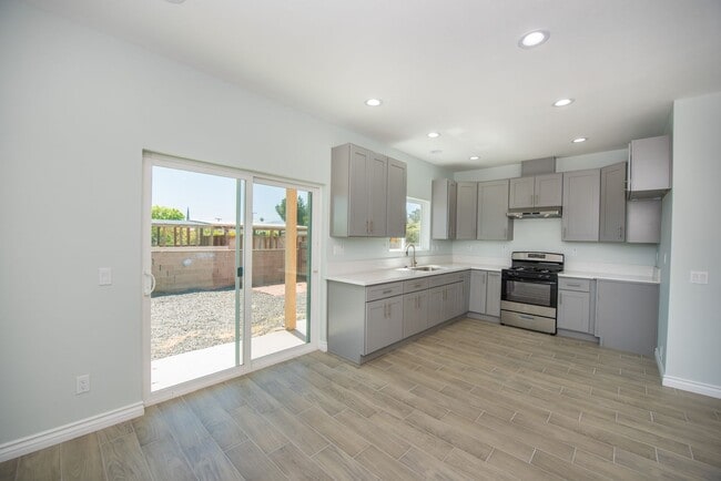 Building Photo - Brand New Home